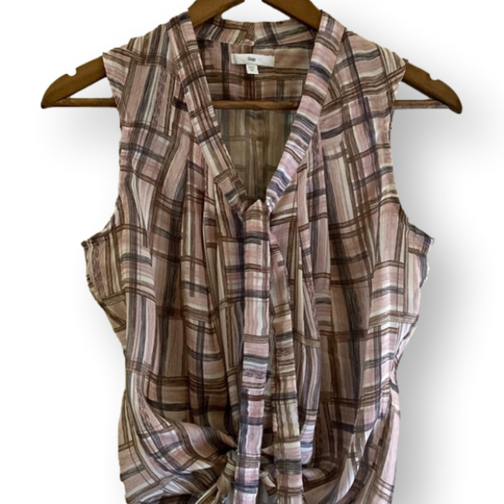 GAP Silk like sleeveless tie front blouse. Pink grey tan print.